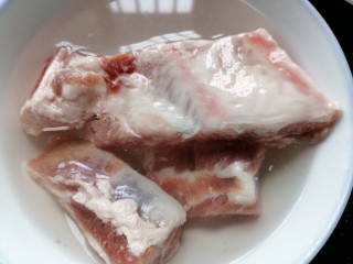 3、冬瓜薏米排骨汤,将排骨泡水清洗干净