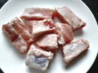 4、冬瓜薏米排骨汤,将排骨剁成小块