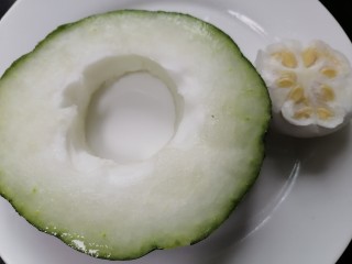 5、冬瓜薏米排骨汤,将冬瓜籽抠干净