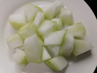 7、冬瓜薏米排骨汤,将冬瓜切成均匀的块状