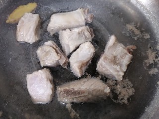 9、冬瓜薏米排骨汤,煮至沸腾出沫