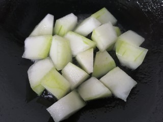 11、冬瓜薏米排骨汤,锅内放油烧热放入冬瓜翻炒