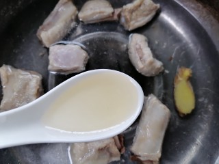 10、冬瓜薏米排骨汤,撇去浮沫后加入一勺黄酒去腥然后再煮一会