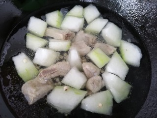 13、冬瓜薏米排骨汤,排骨也放进去