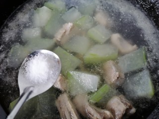 14、冬瓜薏米排骨汤,煮一会之后加入一勺盐调味