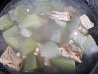 15、冬瓜薏米排骨汤,煮至排骨软烂即可出锅