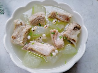 16、冬瓜薏米排骨汤,装入容器撒上葱花即可