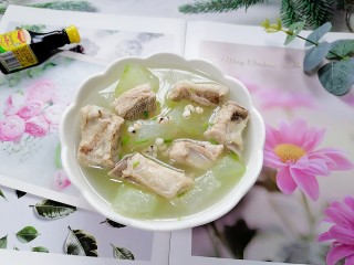 17、冬瓜薏米排骨汤,拍上成品图，一道清爽又美味的冬瓜薏米排骨汤就完成了。