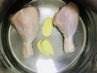 7、金汤花胶鸡,冷水下锅焯水捞出