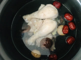 11、金汤花胶鸡,倒入500毫升清水加入红枣炖煮一个半小时