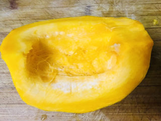 13、金汤花胶鸡,这时准备金南瓜,去皮去瓤