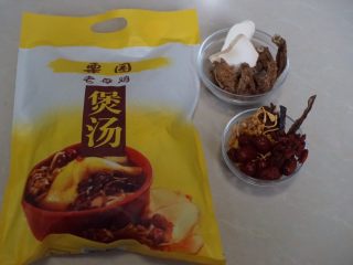 1、灵芝虫草花鸡汤,准备好材料