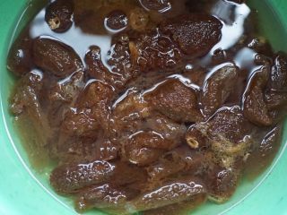 2、灵芝虫草花鸡汤,竹笙先用清水浸泡半天