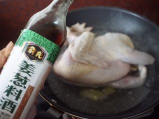 4、灵芝虫草花鸡汤,然后将洗净的鸡放入锅里，加入葱姜料酒焯去血沫