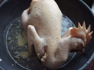 5、灵芝虫草花鸡汤,再将焯烫过的水倒出，用冷水冲洗一下鸡