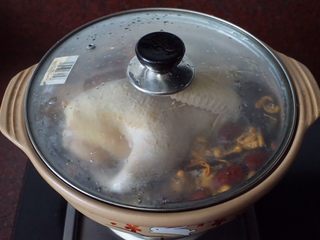 8、灵芝虫草花鸡汤,最后盖上锅盖，大火烧开后转小火慢炖2小时，再放入枸杞和竹笙继续煲1小时