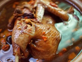 10、灵芝虫草花鸡汤,近看