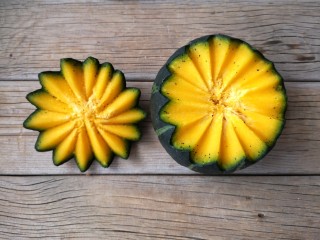 2、冬至美食 金汤鲜虾豆腐,贝贝南瓜洗净，用水果刀切下顶盖。