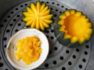 3、冬至美食 金汤鲜虾豆腐,将贝贝南瓜去瓤，然后用勺子挖出一部分南瓜肉放在盘子中，南瓜变成一只南瓜碗，上锅隔水蒸15-20分钟。