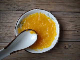 4、冬至美食 金汤鲜虾豆腐,将蒸好的贝贝南瓜顶盖和南瓜碗放一边稍微晾一下，将南瓜肉用勺子捣成南瓜泥。