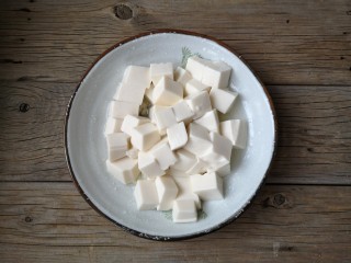 5、冬至美食 金汤鲜虾豆腐,内酯豆腐切小块。