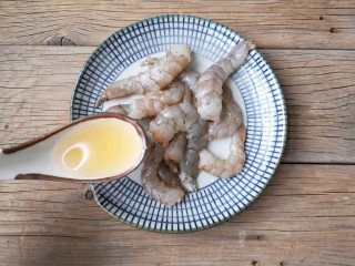 7、冬至美食 金汤鲜虾豆腐,虾去壳，加一小勺料酒抓匀腌制一下去腥。