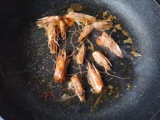 8、冬至美食 金汤鲜虾豆腐,锅中适量的油烧热，下入虾头，炒出虾油。