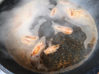 9、冬至美食 金汤鲜虾豆腐,加适量的水，煮个5分钟，煮出鲜味。