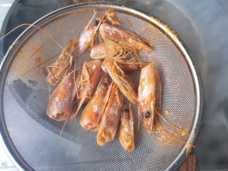 10、冬至美食 金汤鲜虾豆腐,沥出虾头。