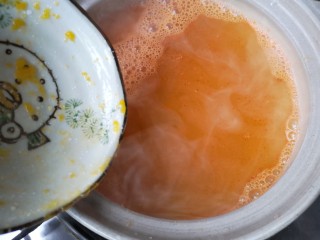 11、冬至美食 金汤鲜虾豆腐,将煮好的汤移入砂锅，加入南瓜泥。