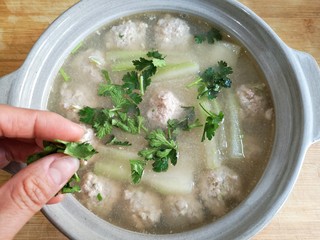 14、冬瓜丸子汤,上桌前撒适量香菜末。