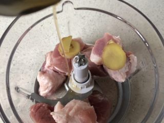 3、蒜苔炒肉沫,肉中加一勺油，一勺料酒，3片姜，放入搅拌机