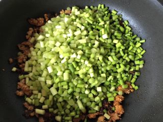 8、蒜苔炒肉沫,倒入蒜末，炒匀