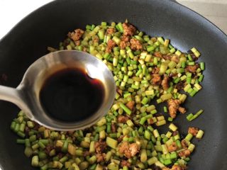 9、蒜苔炒肉沫,加一点生抽调味，少一点哦，豆瓣酱咸了