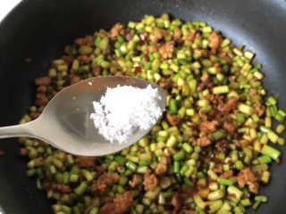 10、蒜苔炒肉沫,一点糖提鲜，翻炒片刻即可出锅