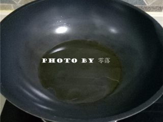 2、杏鲍菇炒香肠,炒锅倒入适量植物油烧热;