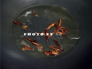 3、杏鲍菇炒香肠,放入干辣椒爆香;