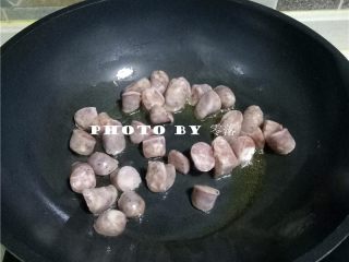 4、杏鲍菇炒香肠,放入香肠炒至断生;
