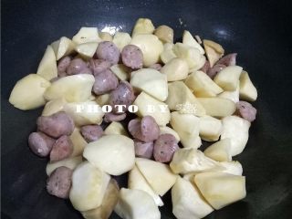 5、杏鲍菇炒香肠,放入杏鲍菇,继续翻炒;