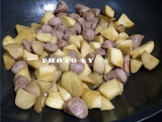 6、杏鲍菇炒香肠,淋入适量生抽,蚝油,翻炒均匀;