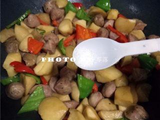 8、杏鲍菇炒香肠,调入适量糖;