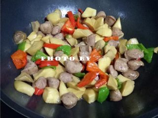 10、杏鲍菇炒香肠,翻炒均匀,关火;