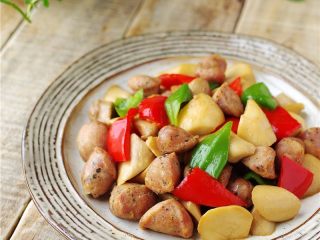 11、杏鲍菇炒香肠,【杏鲍菇炒香肠】做好啦。