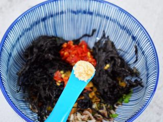 10、酸汤馄饨,加入鸡精