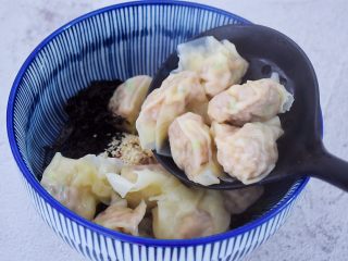 15、酸汤馄饨,煮熟后捞出放入刚才调好酱汁的大碗中