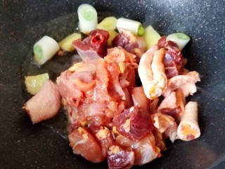 3、超简单家常版～香菇黄焖鸡,鸡肉比较新鲜，也清洗干净了，所以直接炒。