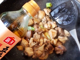 6、超简单家常版～香菇黄焖鸡,这个时候加入料酒去去腥，继续炒匀