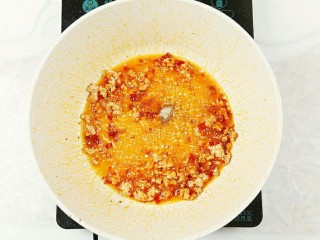 9、木耳炒豆腐,适量胡椒粉、盐