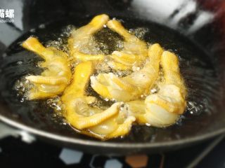 4、暴爽花甲鸭脚煲丨大嘴螺,热锅放入差不多没过鸭脚的油，待油温9成热时放入鸭脚，油温一定要高，这样才能使鸭脚的外皮抛起来，此过程过于高能，油爆过程实在惊心动魄，安全起见