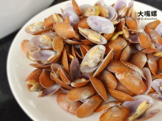 8、暴爽花甲鸭脚煲丨大嘴螺,盛出来的花甲呈开口状为好，放置一边备用